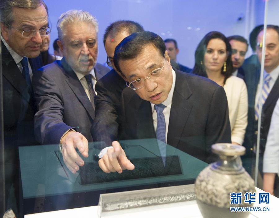  6月21日，國務(wù)院總理李克強與希臘總理薩馬拉斯共同出席希臘伊拉克利翁博物館新館開館儀式并發(fā)表講話。這是李克強在參觀博物館展品。新華社記者 黃敬文 攝 