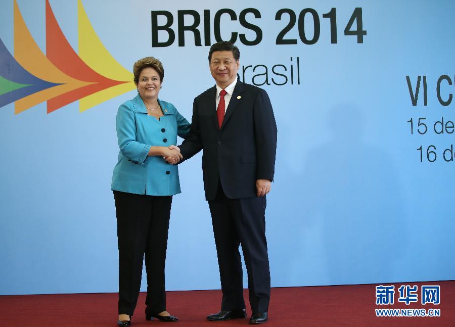 7月15日,國家主席習近平在巴西福塔萊薩出席金磚國家領導人第六次會晤。這是巴西總統羅塞夫迎接習近平主席。 新華社記者 蘭紅光 攝 7月15日,國家主席習近平在巴西福塔萊薩出席金磚國家領導人第六次會晤。這是巴西總統羅塞夫迎接習近平主席。 新華社記者 蘭紅光 攝