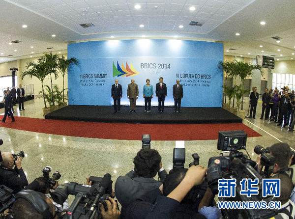 7月15日,國家主席習近平在巴西福塔萊薩出席金磚國家領導人第六次會晤。這是金磚國家領導人集體合影。 新華社記者王曄攝 7月15日,國家主席習近平在巴西福塔萊薩出席金磚國家領導人第六次會晤。這是金磚國家領導人集體合影。 新華社記者王曄攝