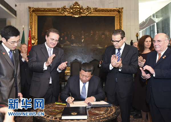 7月16日，國家主席習近平在巴西利亞會見巴西參議長卡列羅斯（前排左二）和眾議長阿爾維斯（前排右二）。這是習近平應邀為參眾兩院題詞。新華社記者 李學仁 攝 