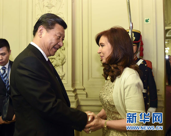 當(dāng)?shù)貢r(shí)間7月18日,國(guó)家主席習(xí)近平在布宜諾斯艾利斯同阿根廷總統(tǒng)克里斯蒂娜舉行會(huì)談。這是會(huì)談開(kāi)始前,克里斯蒂娜在總統(tǒng)府為習(xí)近平舉行隆重歡迎儀式。新華社記者 李學(xué)仁 攝 當(dāng)?shù)貢r(shí)間7月18日,國(guó)家主席習(xí)近平在布宜諾斯艾利斯同阿根廷總統(tǒng)克里斯蒂娜舉行會(huì)談。這是會(huì)談開(kāi)始前,克里斯蒂娜在總統(tǒng)府為習(xí)近平舉行隆重歡迎儀式。新華社記者 李學(xué)仁 攝