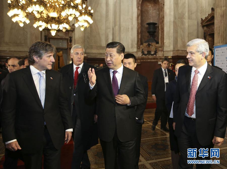 當(dāng)?shù)貢r(shí)間7月19日,國(guó)家主席習(xí)近平在布宜諾斯艾利斯會(huì)見(jiàn)阿根廷副總統(tǒng)兼參議長(zhǎng)布杜(前左)和眾議長(zhǎng)多明格斯(前右)。 新華社記者丁林?jǐn)z 當(dāng)?shù)貢r(shí)間7月19日,國(guó)家主席習(xí)近平在布宜諾斯艾利斯會(huì)見(jiàn)阿根廷副總統(tǒng)兼參議長(zhǎng)布杜(前左)和眾議長(zhǎng)多明格斯(前右)。 新華社記者丁林?jǐn)z