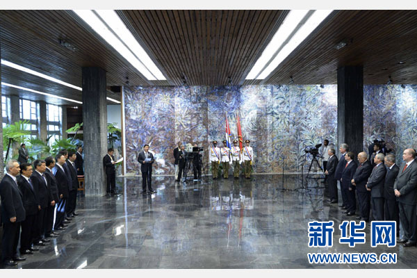 當地時間7月22日,國家主席習近平在哈瓦那接受古巴政府授予的“何塞·馬蒂”勛章。古巴國務委員會主席兼部長會議主席勞爾·卡斯特羅為習近平佩戴勛章。新華社記者馬占成攝 當地時間7月22日,國家主席習近平在哈瓦那接受古巴政府授予的“何塞·馬蒂”勛章。古巴國務委員會主席兼部長會議主席勞爾·卡斯特羅為習近平佩戴勛章。新華社記者馬占成攝