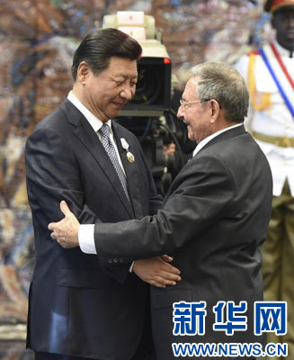 當地時間7月22日,國家主席習近平在哈瓦那接受古巴政府授予的“何塞·馬蒂”勛章。古巴國務委員會主席兼部長會議主席勞爾·卡斯特羅為習近平佩戴勛章。新華社記者馬占成攝 當地時間7月22日,國家主席習近平在哈瓦那接受古巴政府授予的“何塞·馬蒂”勛章。古巴國務委員會主席兼部長會議主席勞爾·卡斯特羅為習近平佩戴勛章。新華社記者馬占成攝