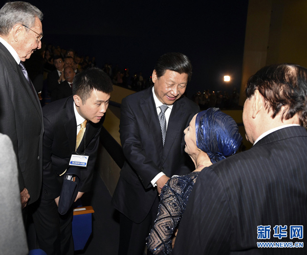 當地時間7月22日,國家主席習近平在哈瓦那與古巴國務委員會主席兼部長會議主席勞爾·卡斯特羅共同觀看中古芭蕾舞聯合演出。新華社記者李學仁攝 當地時間7月22日,國家主席習近平在哈瓦那與古巴國務委員會主席兼部長會議主席勞爾·卡斯特羅共同觀看中古芭蕾舞聯合演出。新華社記者李學仁攝