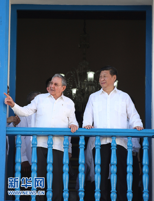 這是習近平在勞爾陪同下參觀圣地亞哥市政府時一同走上二層陽臺。1959年1月1日，菲德爾·卡斯特羅就是站在這里宣布古巴革命勝利。新華社記者蘭紅光 攝 