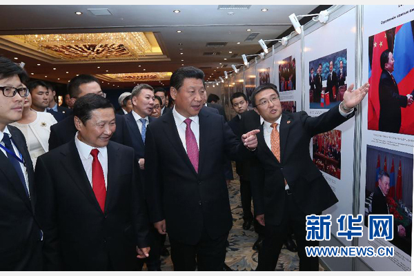 8月22日，國(guó)家主席習(xí)近平在烏蘭巴托與蒙古國(guó)總理阿勒坦呼亞格共同出席中蒙經(jīng)貿(mào)合作回顧展開幕式。 新華社記者 龐興雷 攝 