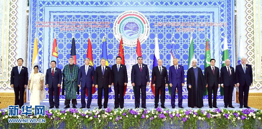 9月12日，上海合作組織成員國元首理事會第十四次會議在塔吉克斯坦首都杜尚別舉行。國家主席習近平出席會議并發表重要講話。這是與會成員國元首、觀察員國領導人或代表、主席國客人以及有關國際和地區組織代表集體合影。新華社記者李濤攝 