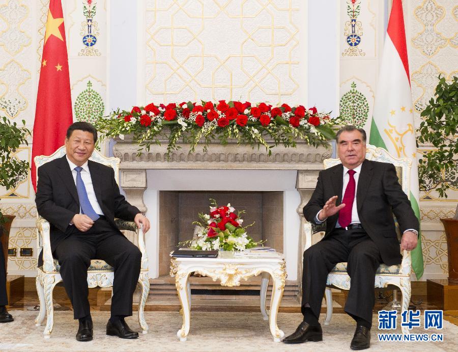 9月13日,國家主席習(xí)近平在杜尚別同塔吉克斯坦總統(tǒng)拉赫蒙舉行會(huì)談。 新華社記者黃敬文攝 9月13日,國家主席習(xí)近平在杜尚別同塔吉克斯坦總統(tǒng)拉赫蒙舉行會(huì)談。 新華社記者黃敬文攝