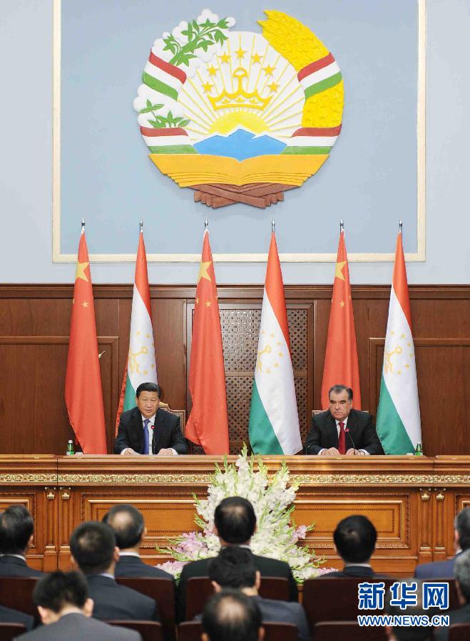 9月13日，國(guó)家主席習(xí)近平同塔吉克斯坦總統(tǒng)拉赫蒙在杜尚別共同會(huì)見記者。 新華社記者謝環(huán)馳攝