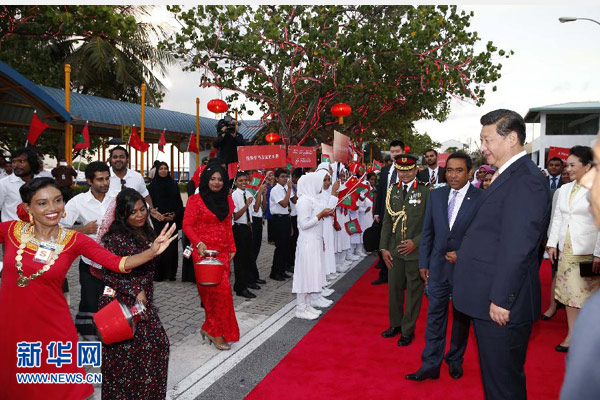 9月14日，國家主席習近平抵達馬累，開始對馬爾代夫進行國事訪問。習近平和夫人彭麗媛在機場受到馬爾代夫總統亞明夫婦的熱情迎接。 新華社記者 鞠鵬 攝