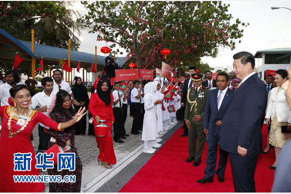 9月14日,國家主席習近平抵達馬累,開始對馬爾代夫進行國事訪問。習近平和夫人彭麗媛在機場受到馬爾代夫總統亞明夫婦的熱情迎接。新華社記者 鞠鵬 攝 9月14日,國家主席習近平抵達馬累,開始對馬爾代夫進行國事訪問。習近平和夫人彭麗媛在機場受到馬爾代夫總統亞明夫婦的熱情迎接。新華社記者 鞠鵬 攝