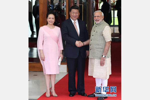 9月17日，國家主席習(xí)近平在古吉拉特邦艾哈邁達(dá)巴德會見印度總理莫迪。這是會見前，莫迪在習(xí)近平下榻的賓館前迎接習(xí)近平和夫人彭麗媛。 新華社記者 龐興雷 攝