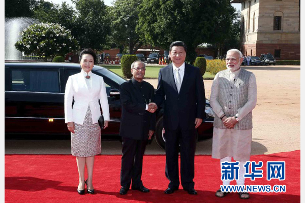 9月18日,國家主席習近平出席印度總統(tǒng)慕克吉在總統(tǒng)府舉行的隆重歡迎儀式。這是儀式前,習近平與慕克吉親切握手。 新華社記者 鞠鵬 攝 9月18日,國家主席習近平出席印度總統(tǒng)慕克吉在總統(tǒng)府舉行的隆重歡迎儀式。這是儀式前,習近平與慕克吉親切握手。 新華社記者 鞠鵬 攝