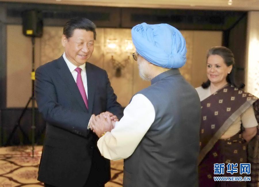 9月19日,國家主席習近平在新德里會見印度國大黨主席索尼婭·甘地和前總理辛格。 新華社記者張鐸攝 9月19日,國家主席習近平在新德里會見印度國大黨主席索尼婭·甘地和前總理辛格。 新華社記者張鐸攝
