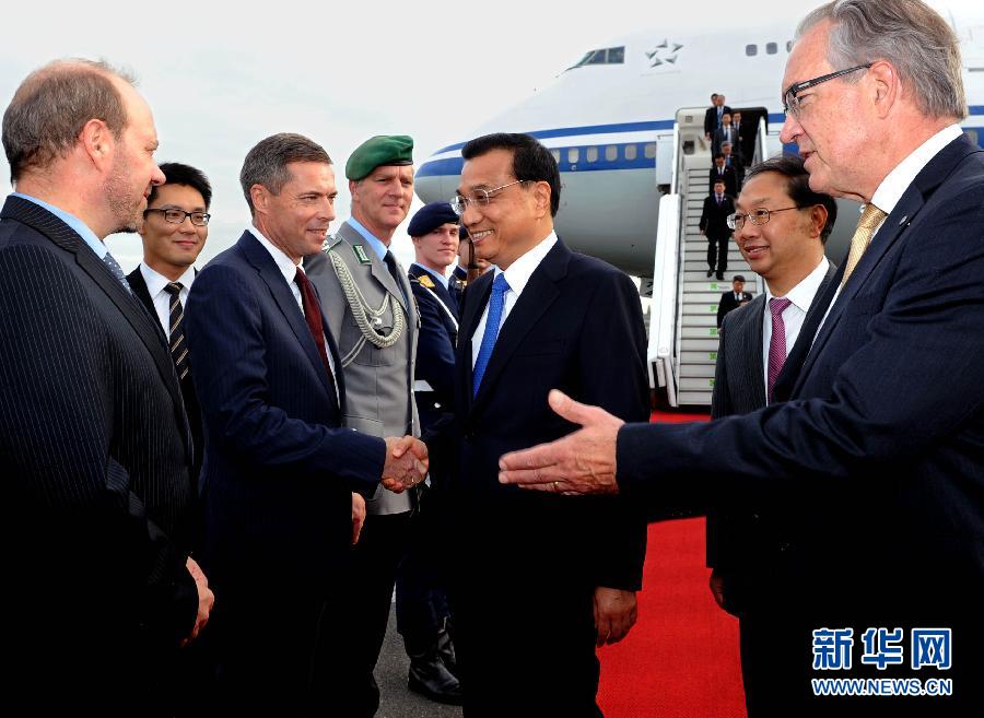 10月9日,國(guó)務(wù)院總理李克強(qiáng)抵達(dá)柏林開始對(duì)德國(guó)進(jìn)行正式訪問。德國(guó)政府高級(jí)官員到機(jī)場(chǎng)迎接。 新華社記者 饒愛民 攝 10月9日,國(guó)務(wù)院總理李克強(qiáng)抵達(dá)柏林開始對(duì)德國(guó)進(jìn)行正式訪問。德國(guó)政府高級(jí)官員到機(jī)場(chǎng)迎接。 新華社記者 饒愛民 攝