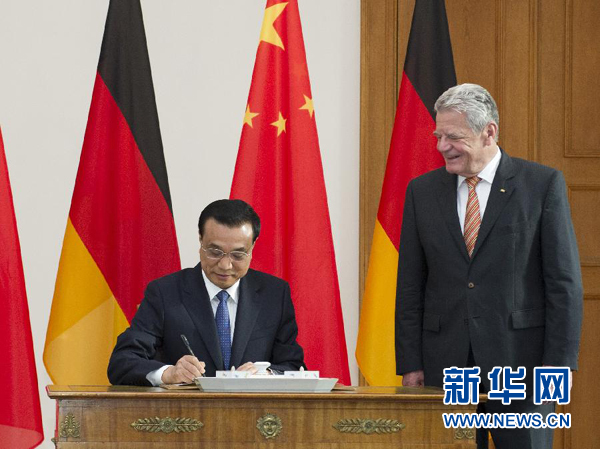 10月10日，國務院總理李克強在柏林會見德國總統高克。這是李克強總理在高克總統的陪同下在貴賓簿上簽字。 新華社記者 王曄 攝 