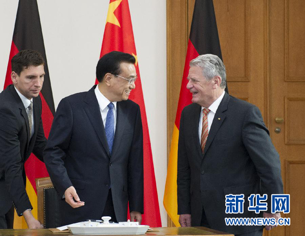 10月10日，國(guó)務(wù)院總理李克強(qiáng)在柏林會(huì)見德國(guó)總統(tǒng)高克。這是李克強(qiáng)總理與高克總統(tǒng)親切交談。 新華社記者 王曄 攝 