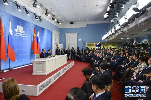 10月13日，國(guó)務(wù)院總理李克強(qiáng)在莫斯科與俄羅斯總理梅德韋杰夫圓滿結(jié)束中俄總理第十九次定期會(huì)晤后共同會(huì)見記者。 新華社記者李學(xué)仁攝