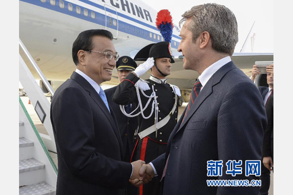 10月14日，國務院總理李克強乘專機抵達羅馬，開始對意大利進行正式訪問，意大利政府高級官員到機場迎接。 新華社記者李學仁攝