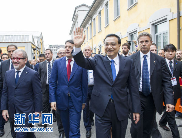 10月16日,中國國務院總理李克強在米蘭與意大利總理倫齊共同出席第五屆中意創新合作周大會并致辭。這是李克強抵達位于米蘭理工大學的會場。新華社記者王曄攝 10月16日,中國國務院總理李克強在米蘭與意大利總理倫齊共同出席第五屆中意創新合作周大會并致辭。這是李克強抵達位于米蘭理工大學的會場。新華社記者王曄攝