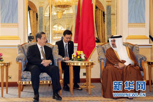 11月6日,正在巴林進(jìn)行正式友好訪問的全國(guó)政協(xié)主席俞正聲在麥納麥會(huì)見巴林王儲(chǔ)薩勒曼。 新華社記者劉衛(wèi)兵攝 11月6日,正在巴林進(jìn)行正式友好訪問的全國(guó)政協(xié)主席俞正聲在麥納麥會(huì)見巴林王儲(chǔ)薩勒曼。 新華社記者劉衛(wèi)兵攝