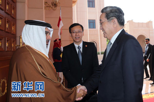 11月6日,正在巴林進(jìn)行正式友好訪問的全國(guó)政協(xié)主席俞正聲在麥納麥會(huì)見巴林王儲(chǔ)薩勒曼。 新華社記者劉衛(wèi)兵攝 11月6日,正在巴林進(jìn)行正式友好訪問的全國(guó)政協(xié)主席俞正聲在麥納麥會(huì)見巴林王儲(chǔ)薩勒曼。 新華社記者劉衛(wèi)兵攝