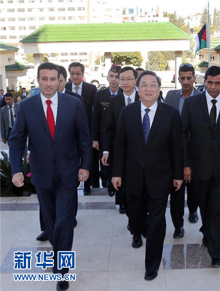 11月9日,正在約旦進(jìn)行正式友好訪問的全國(guó)政協(xié)主席俞正聲在安曼會(huì)見約旦眾議院代議長(zhǎng)薩法迪。 新華社記者 劉衛(wèi)兵 攝 11月9日,正在約旦進(jìn)行正式友好訪問的全國(guó)政協(xié)主席俞正聲在安曼會(huì)見約旦眾議院代議長(zhǎng)薩法迪。 新華社記者 劉衛(wèi)兵 攝