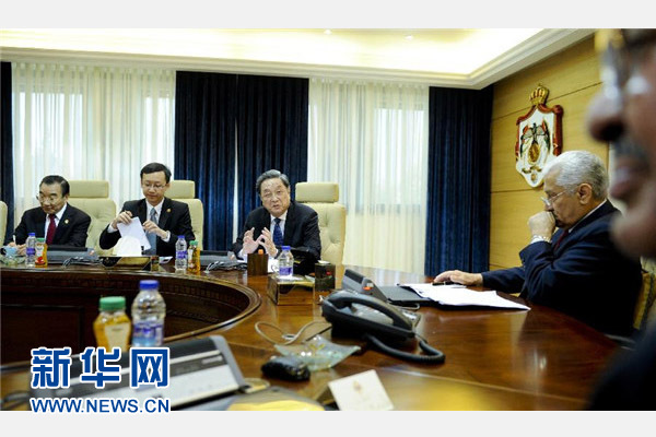 11月9日,正在約旦進(jìn)行正式友好訪問的全國(guó)政協(xié)主席俞正聲在安曼會(huì)見約旦首相恩蘇爾。 新華社記者 張鐸 攝 11月9日,正在約旦進(jìn)行正式友好訪問的全國(guó)政協(xié)主席俞正聲在安曼會(huì)見約旦首相恩蘇爾。 新華社記者 張鐸 攝