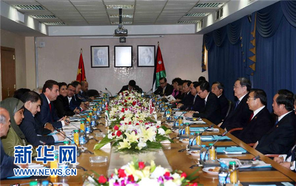 11月9日,正在約旦進(jìn)行正式友好訪問的全國(guó)政協(xié)主席俞正聲在安曼會(huì)見約旦眾議院代議長(zhǎng)薩法迪。 新華社記者 劉衛(wèi)兵 攝 11月9日,正在約旦進(jìn)行正式友好訪問的全國(guó)政協(xié)主席俞正聲在安曼會(huì)見約旦眾議院代議長(zhǎng)薩法迪。 新華社記者 劉衛(wèi)兵 攝