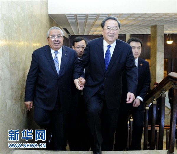 11月9日,正在約旦進(jìn)行正式友好訪問的全國(guó)政協(xié)主席俞正聲在安曼與約旦參議長(zhǎng)拉瓦比德進(jìn)行會(huì)談。這是會(huì)談前,俞正聲與拉瓦比德攜手步入會(huì)場(chǎng)。新華社記者 張鐸 攝 11月9日,正在約旦進(jìn)行正式友好訪問的全國(guó)政協(xié)主席俞正聲在安曼與約旦參議長(zhǎng)拉瓦比德進(jìn)行會(huì)談。這是會(huì)談前,俞正聲與拉瓦比德攜手步入會(huì)場(chǎng)。新華社記者 張鐸 攝