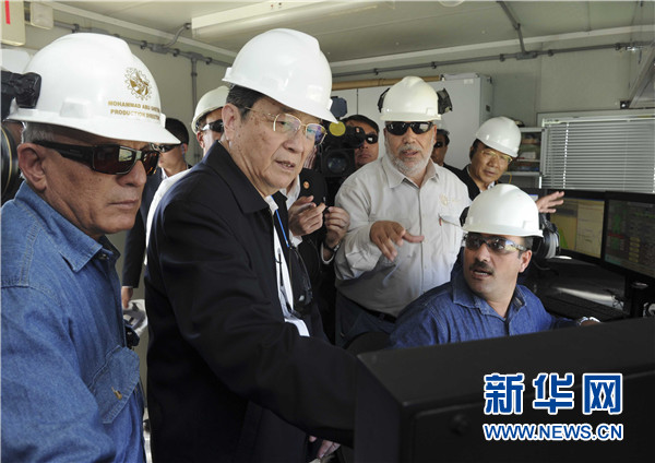 11月8日,正在約旦進(jìn)行正式友好訪問的全國(guó)政協(xié)主席俞正聲在安曼參觀阿拉伯鉀肥公司。這是俞正聲在采鹽船上仔細(xì)詢問開采情況。 新華社記者 張鐸 攝 11月8日,正在約旦進(jìn)行正式友好訪問的全國(guó)政協(xié)主席俞正聲在安曼參觀阿拉伯鉀肥公司。這是俞正聲在采鹽船上仔細(xì)詢問開采情況。 新華社記者 張鐸 攝