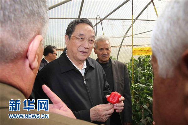 11月8日,正在約旦進(jìn)行正式友好訪問的全國(guó)政協(xié)主席俞正聲在約旦河谷參觀碩果農(nóng)業(yè)合作社。 新華社記者 劉衛(wèi)兵 攝 11月8日,正在約旦進(jìn)行正式友好訪問的全國(guó)政協(xié)主席俞正聲在約旦河谷參觀碩果農(nóng)業(yè)合作社。 新華社記者 劉衛(wèi)兵 攝