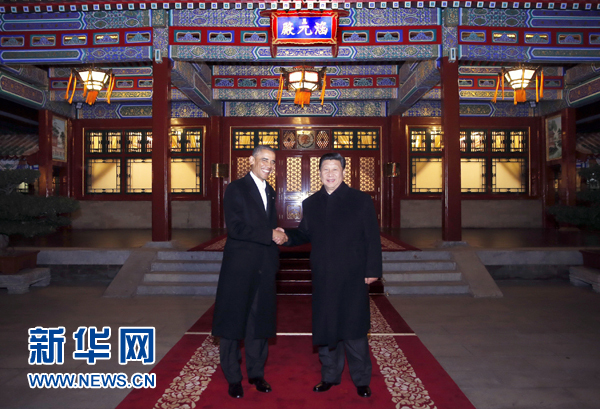 11月11日晚,國(guó)家主席習(xí)近平在中南海同美國(guó)總統(tǒng)奧巴馬舉行會(huì)晤。這是兩國(guó)元首在瀛臺(tái)涵元殿前握手。 新華社記者鞠鵬攝 11月11日晚,國(guó)家主席習(xí)近平在中南海同美國(guó)總統(tǒng)奧巴馬舉行會(huì)晤。這是兩國(guó)元首在瀛臺(tái)涵元殿前握手。 新華社記者鞠鵬攝