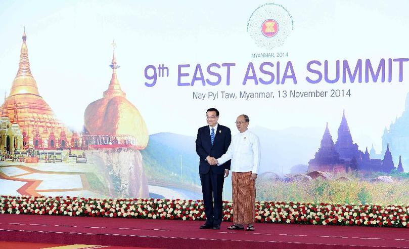 11月13日，中國國務院總理李克強在內比都出席第九屆東亞峰會并發言。這是峰會開始前，東盟輪值主席國緬甸聯邦共和國總統吳登盛迎接李克強總理。新華社記者 李濤 攝 