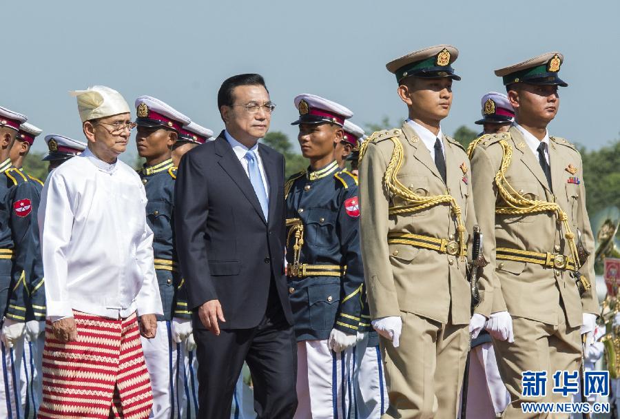 11月14日，國務(wù)院總理李克強(qiáng)在內(nèi)比都同緬甸總統(tǒng)吳登盛舉行會(huì)談。這是會(huì)談前，吳登盛在緬甸總統(tǒng)府前廣場為李克強(qiáng)舉行隆重的歡迎儀式。新華社記者 王曄 攝
