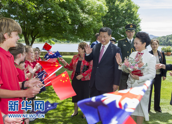 11月17日,中國國家主席習近平在堪培拉會見澳大利亞總督科斯格羅夫。會見前,科斯格羅夫在總督府草坪為習近平舉行隆重歡迎儀式。習近平和夫人彭麗媛抵達時,受到科斯格羅夫總督夫婦熱情迎接。新華社記者謝環馳 攝 11月17日,中國國家主席習近平在堪培拉會見澳大利亞總督科斯格羅夫。會見前,科斯格羅夫在總督府草坪為習近平舉行隆重歡迎儀式。習近平和夫人彭麗媛抵達時,受到科斯格羅夫總督夫婦熱情迎接。新華社記者謝環馳 攝