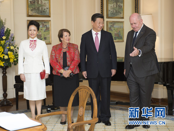 11月17日,中國國家主席習近平在堪培拉會見澳大利亞總督科斯格羅夫。會見前,科斯格羅夫在總督府草坪為習近平舉行隆重歡迎儀式。習近平和夫人彭麗媛抵達時,受到科斯格羅夫總督夫婦熱情迎接。新華社記者黃敬文 攝 11月17日,中國國家主席習近平在堪培拉會見澳大利亞總督科斯格羅夫。會見前,科斯格羅夫在總督府草坪為習近平舉行隆重歡迎儀式。習近平和夫人彭麗媛抵達時,受到科斯格羅夫總督夫婦熱情迎接。新華社記者黃敬文 攝