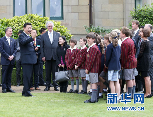 11月18日,國(guó)家主席習(xí)近平在澳大利亞塔斯馬尼亞州與朗塞斯頓市斯科奇-歐克伯恩小學(xué)的小學(xué)生共同植樹(shù)。新華社記者 姚大偉 攝 11月18日,國(guó)家主席習(xí)近平在澳大利亞塔斯馬尼亞州與朗塞斯頓市斯科奇-歐克伯恩小學(xué)的小學(xué)生共同植樹(shù)。新華社記者 姚大偉 攝