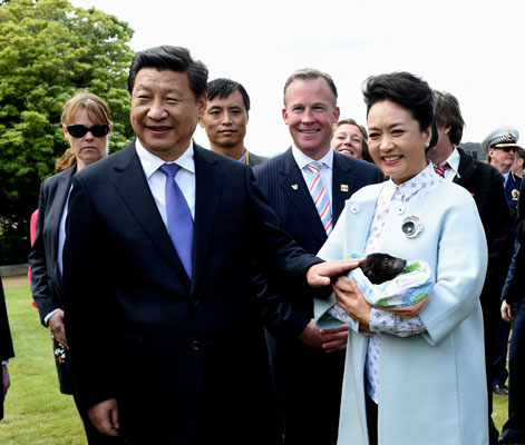 11月18日,國(guó)家主席習(xí)近平在澳大利亞塔斯馬尼亞州與朗塞斯頓市斯科奇-歐克伯恩小學(xué)的小學(xué)生共同植樹(shù)。這是習(xí)近平和夫人彭麗媛植樹(shù)后撫摸袋獾。新華社記者 饒愛(ài)民 攝 11月18日,國(guó)家主席習(xí)近平在澳大利亞塔斯馬尼亞州與朗塞斯頓市斯科奇-歐克伯恩小學(xué)的小學(xué)生共同植樹(shù)。這是習(xí)近平和夫人彭麗媛植樹(shù)后撫摸袋獾。新華社記者 饒愛(ài)民 攝