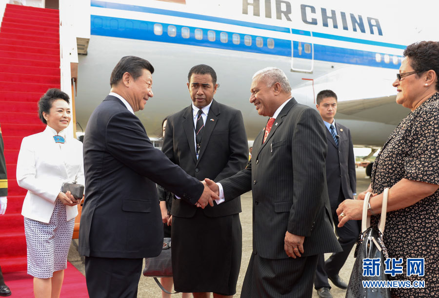 11月21日,國家主席習近平抵達楠迪,開始對斐濟進行國事訪問并將同太平洋建交島國領導人舉行會晤。斐濟總理姆拜尼馬拉馬夫婦在舷梯旁迎接習近平和夫人彭麗媛。新華社記者李學仁攝 11月21日,國家主席習近平抵達楠迪,開始對斐濟進行國事訪問并將同太平洋建交島國領導人舉行會晤。斐濟總理姆拜尼馬拉馬夫婦在舷梯旁迎接習近平和夫人彭麗媛。新華社記者李學仁攝