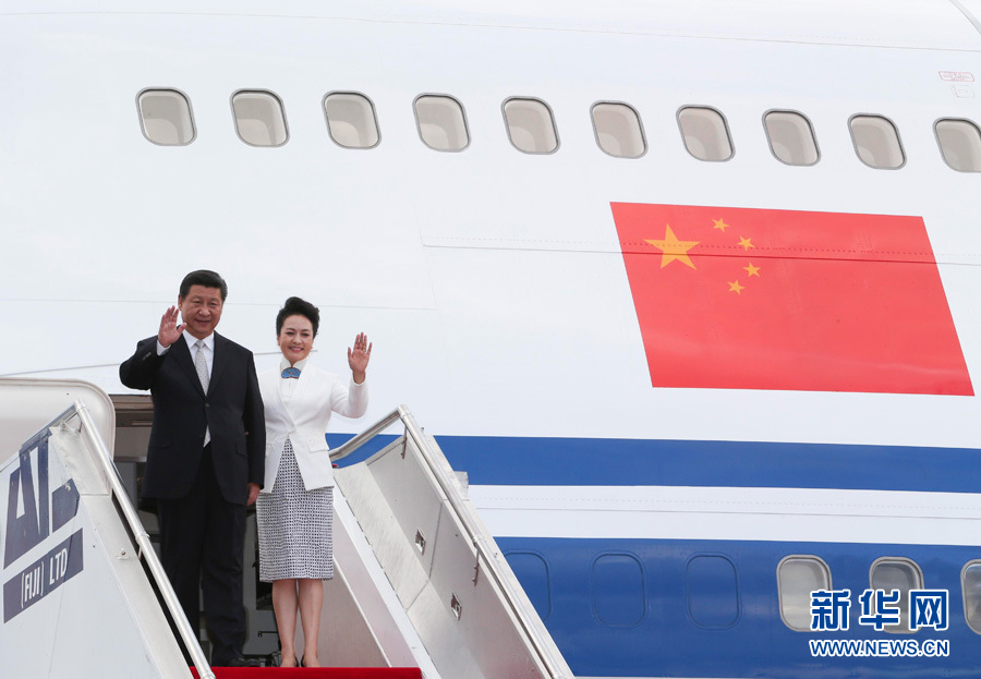 11月21日,國家主席習近平抵達楠迪,開始對斐濟進行國事訪問并將同太平洋建交島國領導人舉行會晤。 這是習近平和夫人彭麗媛步出機艙。新華社記者丁林攝 11月21日,國家主席習近平抵達楠迪,開始對斐濟進行國事訪問并將同太平洋建交島國領導人舉行會晤。 這是習近平和夫人彭麗媛步出機艙。新華社記者丁林攝