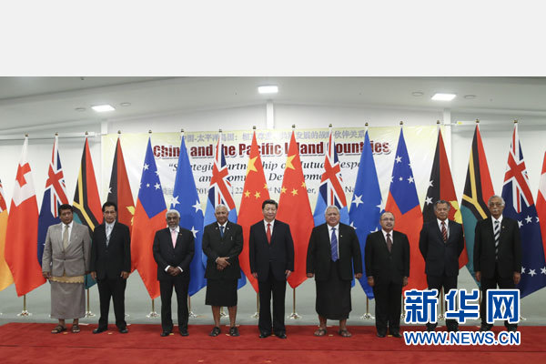 11月22日，國家主席習近平在楠迪同斐濟總理姆拜尼馬拉馬、密克羅尼西亞聯邦總統莫里、薩摩亞總理圖伊拉埃帕、巴布亞新幾內亞總理奧尼爾、瓦努阿圖總理納圖曼、庫克群島總理普納、湯加首相圖伊瓦卡諾、紐?？偫硭忍窖髰u國領導人舉行集體會晤。姚大偉攝