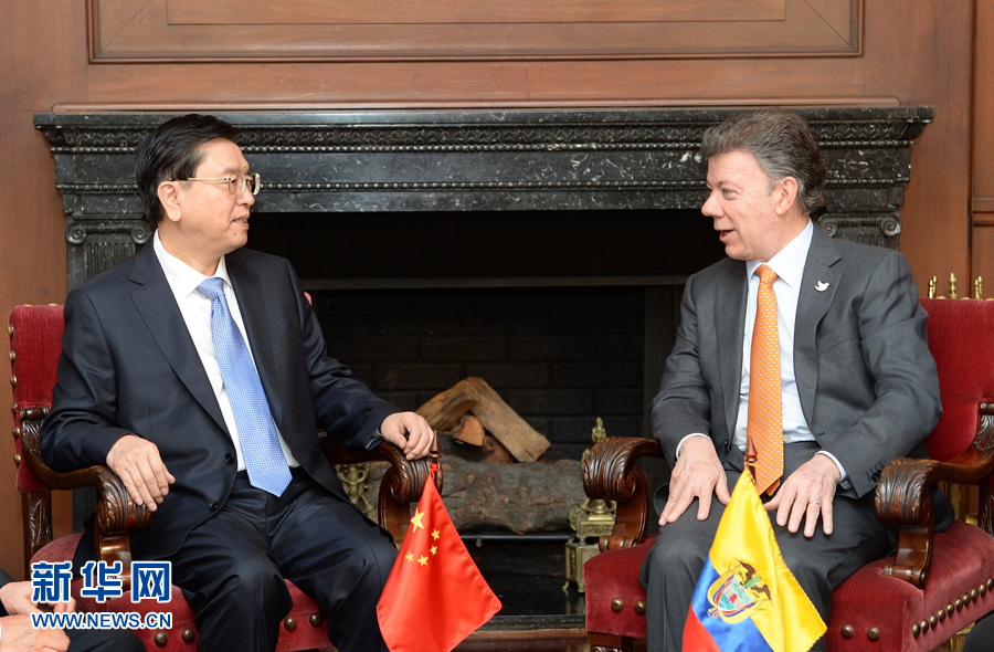 11月24日,正在哥倫比亞進行正式友好訪問的全國人大常委會委員長張德江在波哥大會見哥倫比亞總統桑托斯。 新華社記者 劉建生 攝 11月24日,正在哥倫比亞進行正式友好訪問的全國人大常委會委員長張德江在波哥大會見哥倫比亞總統桑托斯。 新華社記者 劉建生 攝