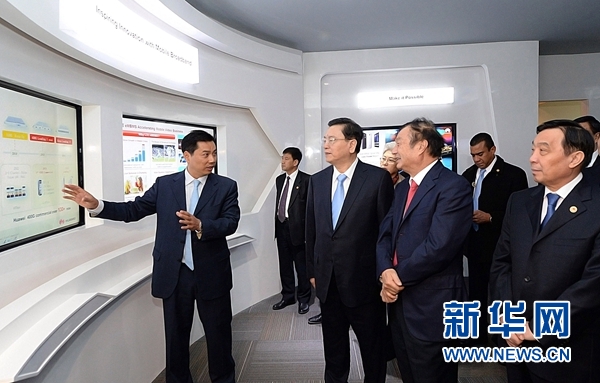 11月26日,正在墨西哥進行正式友好訪問的全國人大常委會委員長張德江在墨西哥城視察華為公司拉美北地區部。 新華社記者劉建生攝 11月26日,正在墨西哥進行正式友好訪問的全國人大常委會委員長張德江在墨西哥城視察華為公司拉美北地區部。 新華社記者劉建生攝