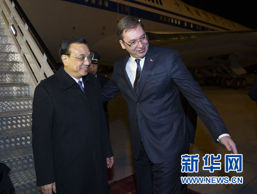 12月15日，國務院總理李克強抵達貝爾格萊德，出席中國－中東歐國家領導人會晤并正式訪問塞爾維亞，塞爾維亞總理武契奇到機場迎接。新華社記者 黃敬文 攝