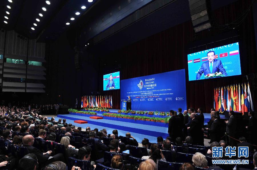 12月16日，國務(wù)院總理李克強在貝爾格萊德與中東歐國家領(lǐng)導(dǎo)人共同出席中國－中東歐國家第四屆經(jīng)貿(mào)論壇開幕式并致辭。 新華社記者 饒愛民攝 