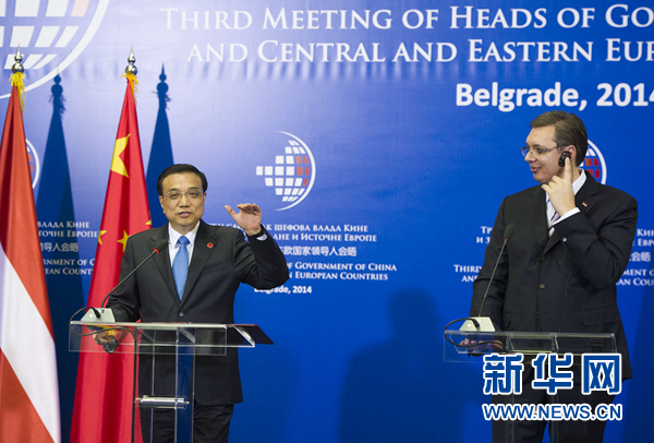 12月16日，國務院總理李克強在貝爾格萊德出席第三次中國-中東歐國家領導人會晤后，與塞爾維亞總理武契奇共同會見記者。 新華社記者黃敬文 攝