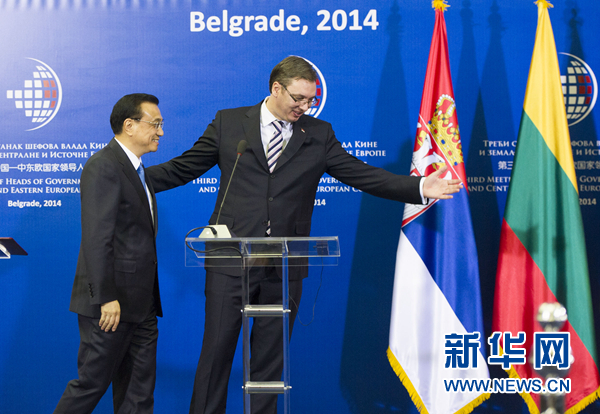 12月16日，國務院總理李克強在貝爾格萊德出席第三次中國-中東歐國家領導人會晤后，與塞爾維亞總理武契奇共同會見記者。 新華社記者黃敬文 攝