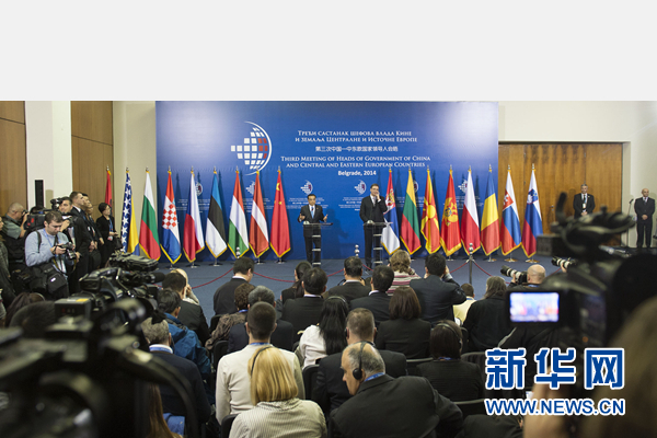 12月16日，國務院總理李克強在貝爾格萊德出席第三次中國-中東歐國家領導人會晤后，與塞爾維亞總理武契奇共同會見記者。 新華社記者黃敬文 攝